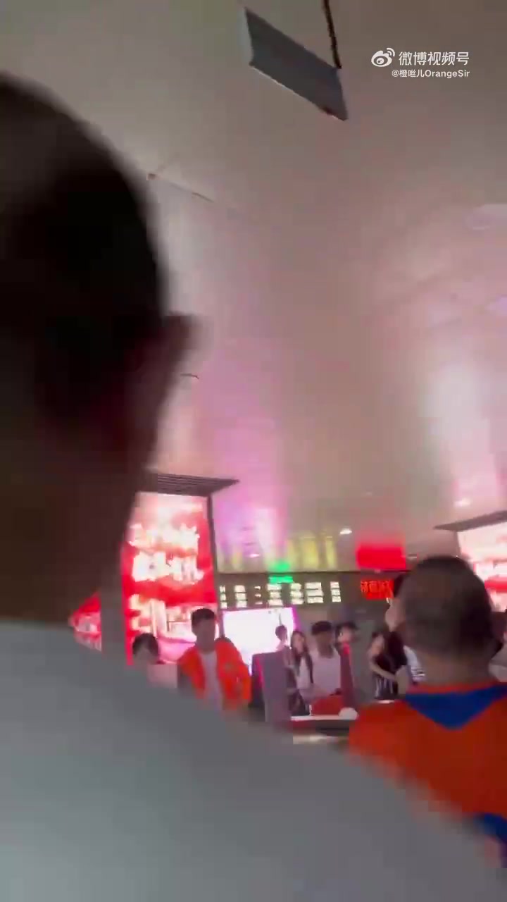 粉丝大声要求彭欣力“跑” 彭欣力回应：我昨天都没打球 